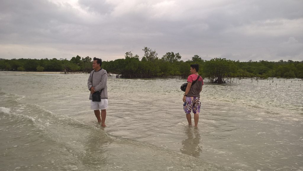 Lelen & Mat enjoy the view at Yang-in sand bar in Cagbalete Island