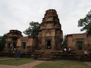 Between Anglor Wat & Bantay Kdei are these 5 brick sanctuaries of Prasat Kravan