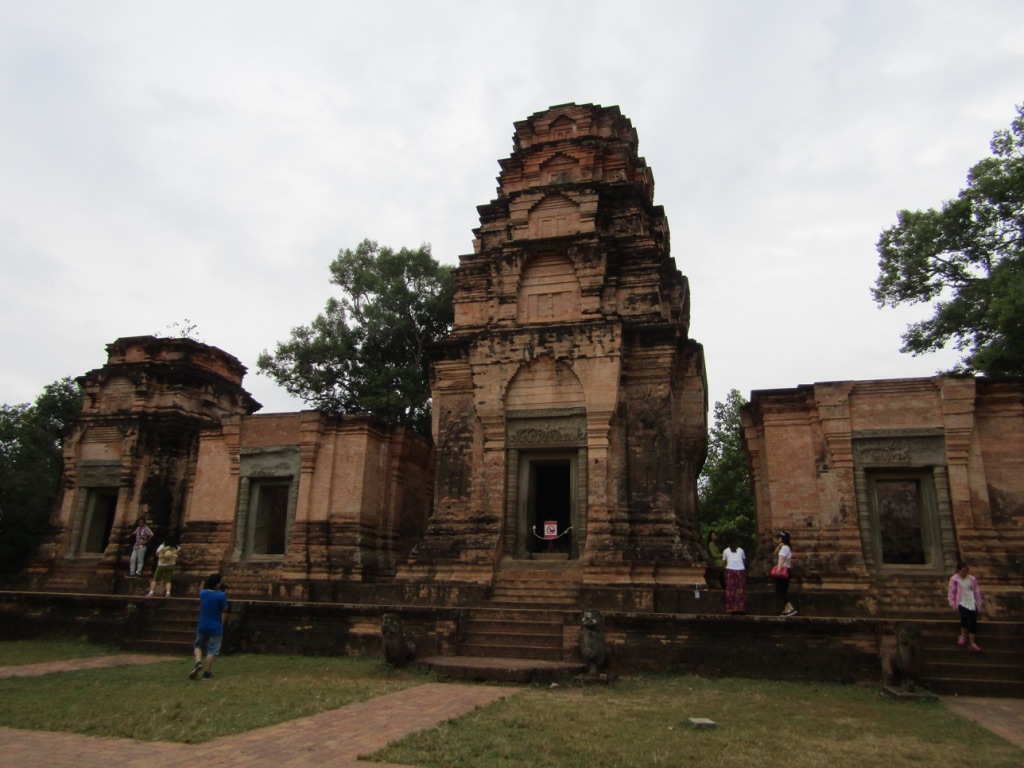 Between Anglor Wat & Bantay Kdei are these 5 brick sanctuaries of Prasat Kravan
