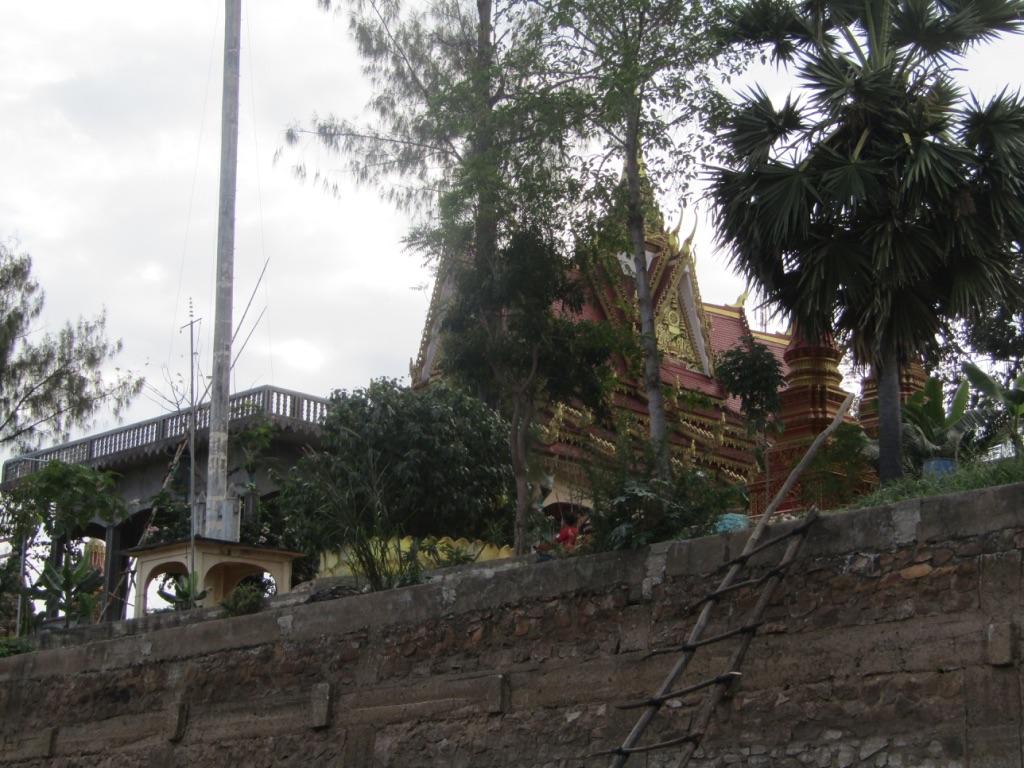 Most Cambodians are Buddhist as this temple exemplified. But we also saw a structure with a 'cross' during our boat ride towards lake Tonlé Sap