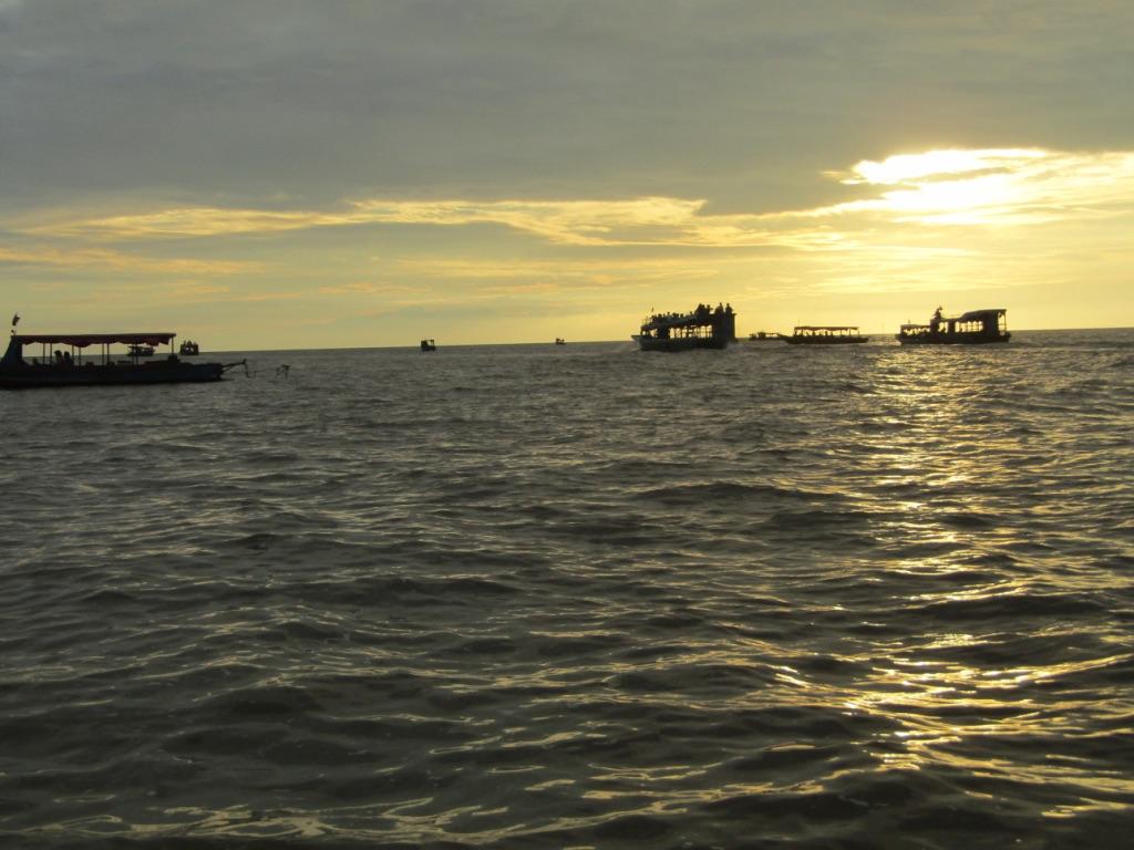 The river connects Tonlé Sap Lake with the Mekong