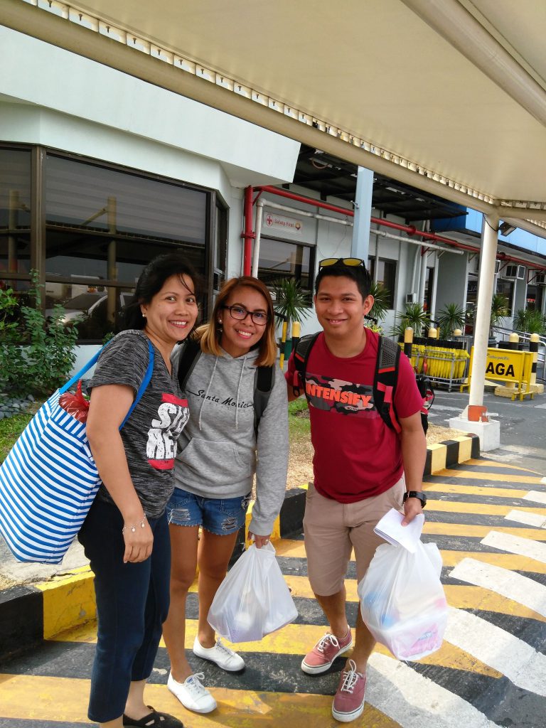 With 'pasalubongs' in hand, Ruby, Johan & Mat were all smiles as they prepare to board the plane