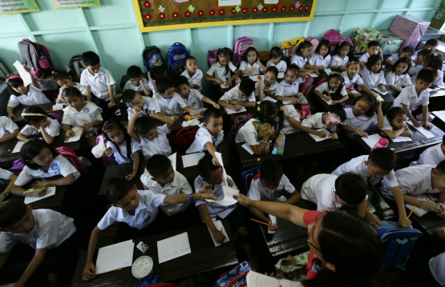 Teachers try their best to cope with too many students in a class