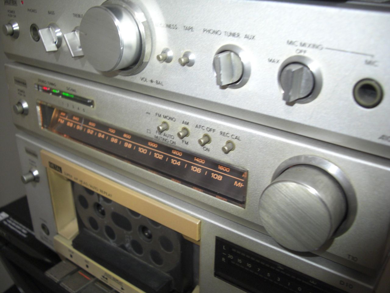 All machined-aluminum casings!!! Toshiba used the best in electronics such as toroidal capacitors, leading-edge FETS & ICs during those days! All machined-aluminum casings!!! Toshiba used the best in electronics such as toroidal capacitors, leading-edge FETS & ICs during those days!