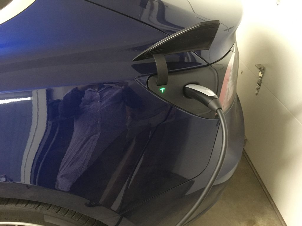 Nice extra touch like the first Apple MacBooks - the Tesla logo glows while it charges!