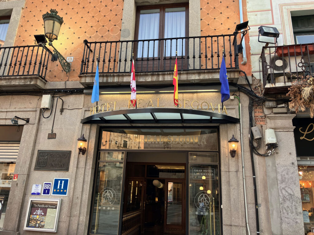 Facade of our studio-hotel in Segovia - Hotel Real Segovia. It has a resto, laundry room, luggage lockers and even a shower facility! Facade of our studio-hotel in Segovia - Hotel Real Segovia. It has a resto, laundry room, luggage lockers and even a shower facility!